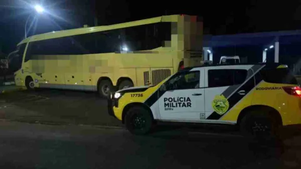 Criminosos armados assaltam ônibus com nove passageiros no Paraná