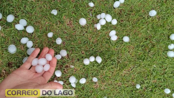 Granizo atinge interior de Santa Helena e chama a atenção de moradores