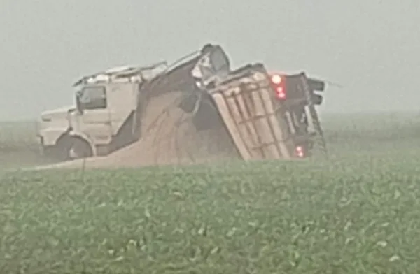 Carreta tomba na PR-495 e deixa trânsito em meia pista entre Pato Bragado e Entre Rios do Oeste