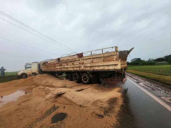 Carreta carregada de trigo tomba na PR-495 em Pato Bragado e interdita rodovia