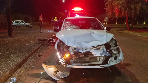 Homem de 49 anos sofre fratura grave em colisão entre carro e moto em Cascavel