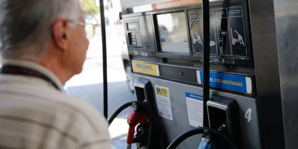 Governo prorroga por um mês subvenção de R$ 2,12 ao diesel