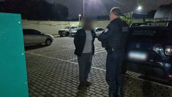 Homem é preso em hotel de Cascavel após GM descobrir mandados por estupro e roubo