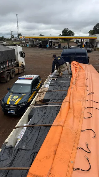 Motorista diz que carreta estava vazia, mas PRF encontra 200 mil maços de cigarros contrabandeados na BR-277