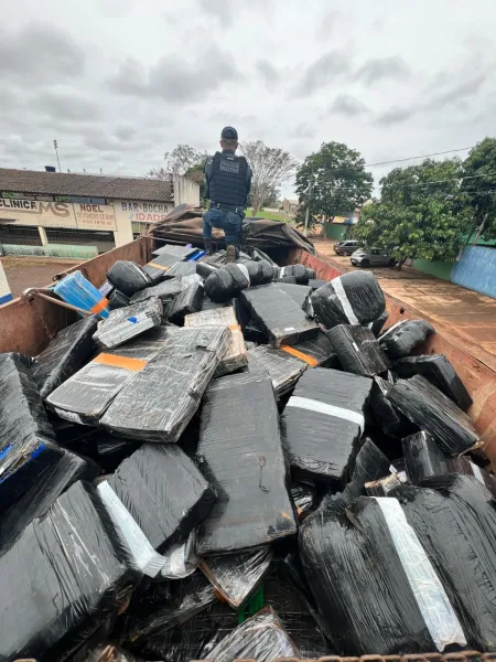 Carreta com mais de 2,6 toneladas de drogas é apreendida pela PM em Mundo Novo