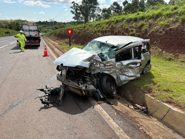 Carro fica destruído em acidente com três feridos na BR-163 entre Mercedes e Marechal Rondon