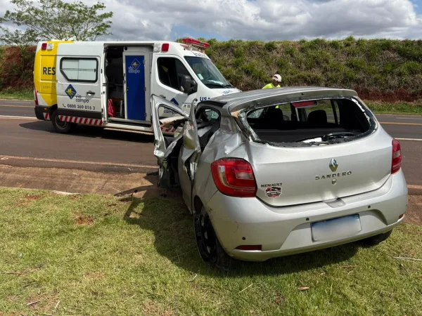 Carro fica destruído em acidente com três feridos na BR-163 entre Mercedes e Marechal Rondon