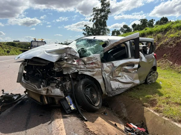 Carro fica destruído em acidente com três feridos na BR-163 entre Mercedes e Marechal Rondon