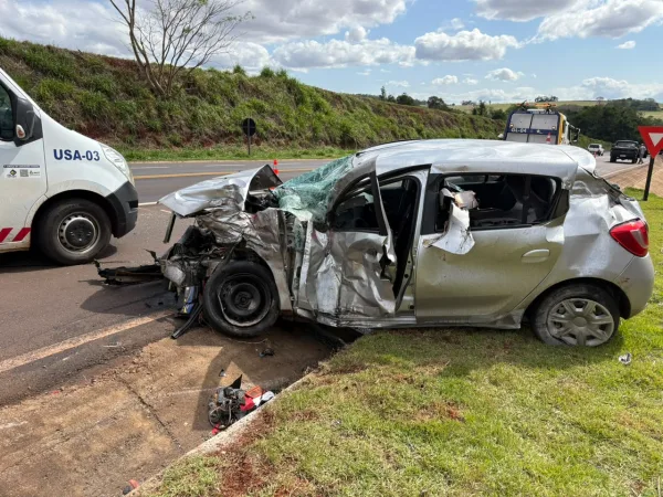 Carro fica destruído em acidente com três feridos na BR-163 entre Mercedes e Marechal Rondon