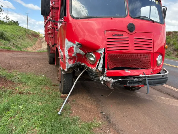 Carro fica destruído em acidente com três feridos na BR-163 entre Mercedes e Marechal Rondon