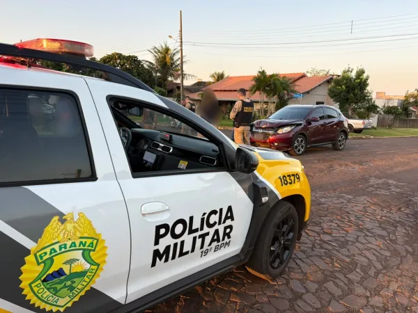 Carro e moto colidem em cruzamento em Mercedes