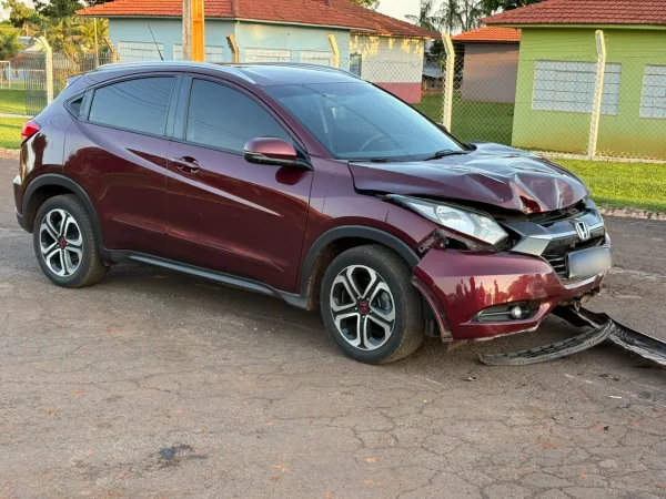 Carro e moto colidem em cruzamento em Mercedes