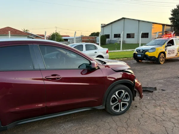 Carro e moto colidem em cruzamento em Mercedes