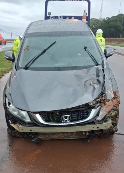 Carro capota após aquaplanagem e colisão na BR-163 em Marechal Rondon