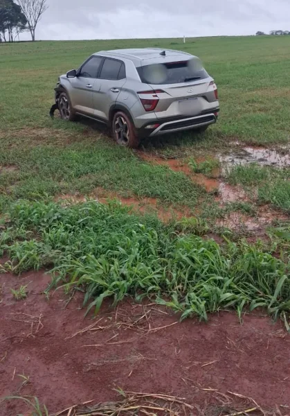Carro capota após aquaplanagem e colisão na BR-163 em Marechal Rondon