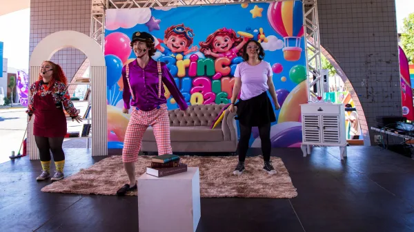 Brinca Guaíra reúne crianças e famílias e marca entrega de parque infantil na Praça Duque de Caxias