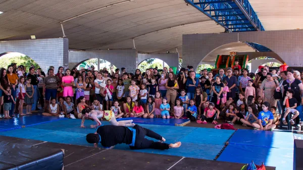 Brinca Guaíra reúne crianças e famílias e marca entrega de parque infantil na Praça Duque de Caxias